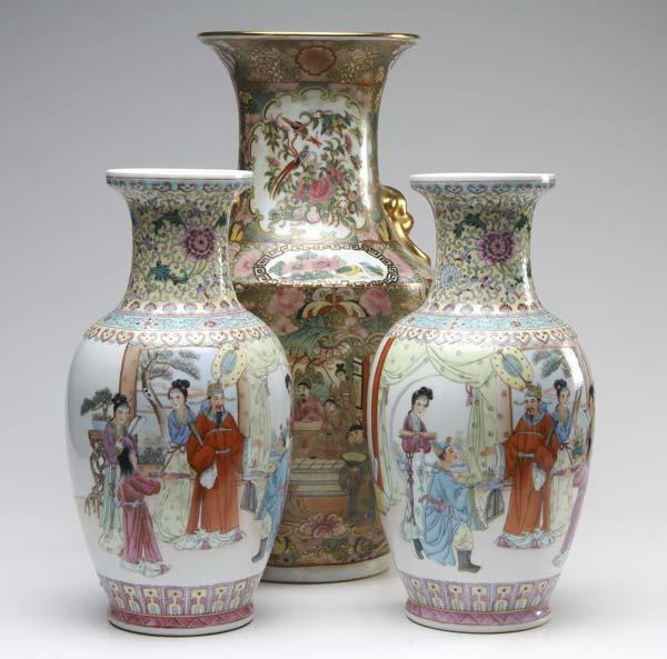 Appraisal: CHINESE PORCELAIN A pair of vases painted with mirror image