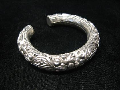 Appraisal: Puffed sterling bracelet Sterling bracelet with floral patterns and Chinese