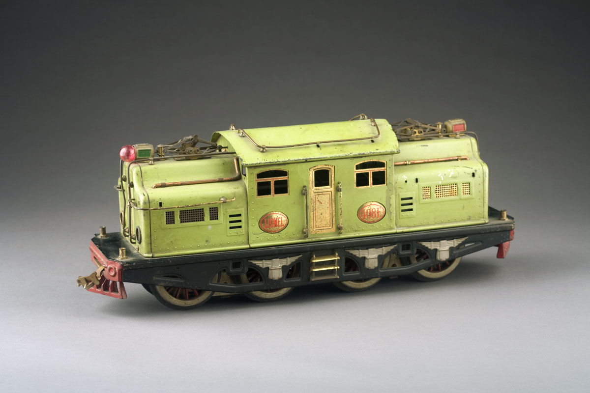 Appraisal: LIONEL E ENGINE IN APPLE GREEN PAINT inch gauge Together