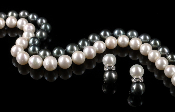 Appraisal: Good Strand of South Seas Cultured Pearls composed of thirty