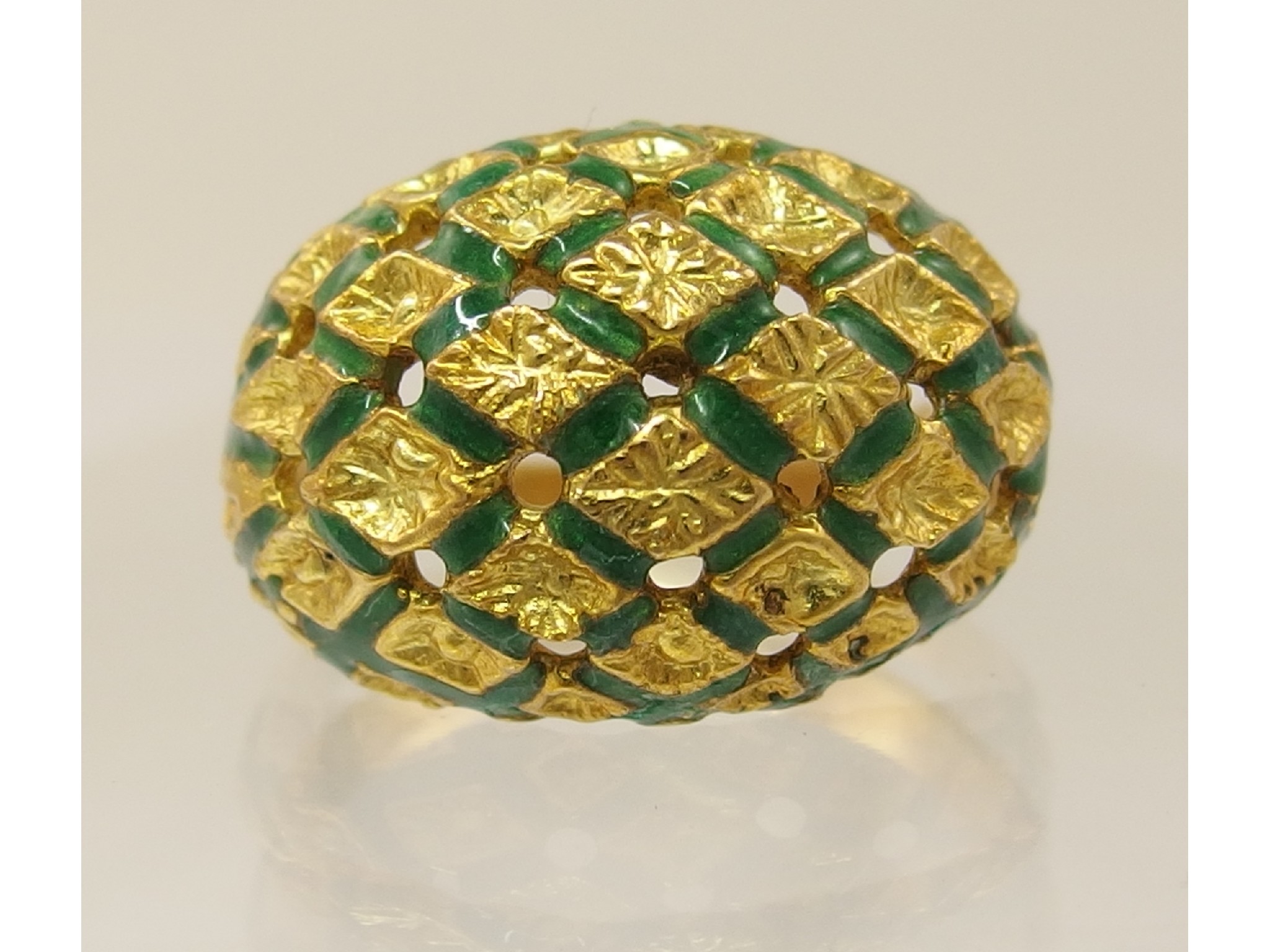 Appraisal: An ct yellow gold lattice enamel ringthe centres in a