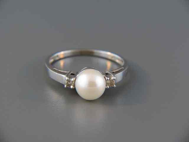 Appraisal: Pearl Diamond Ring lustrous mm pearl with small diamond on