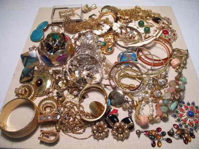 Appraisal: Tray lot of assorted costume jewelry Brands such as Avon