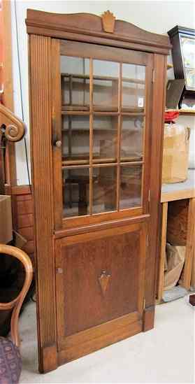 Appraisal: FEDERAL STYLE CORNER CUPBOARD American early th century of fir