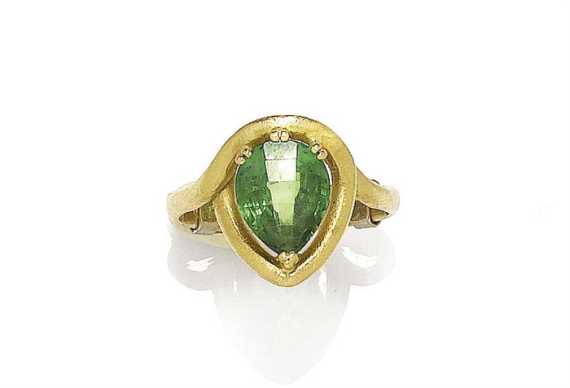 Appraisal: DEMANTOID RING Yellow gold Decorative ring the top set with