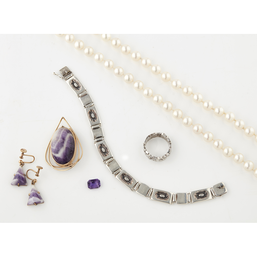 Appraisal: A collection of jewellery to include an opera length cultured