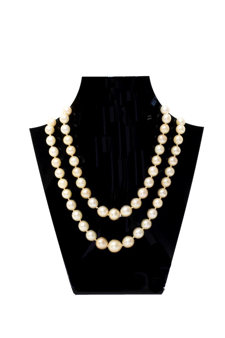 Appraisal: A two row necklace of graduated cultured pearls on a