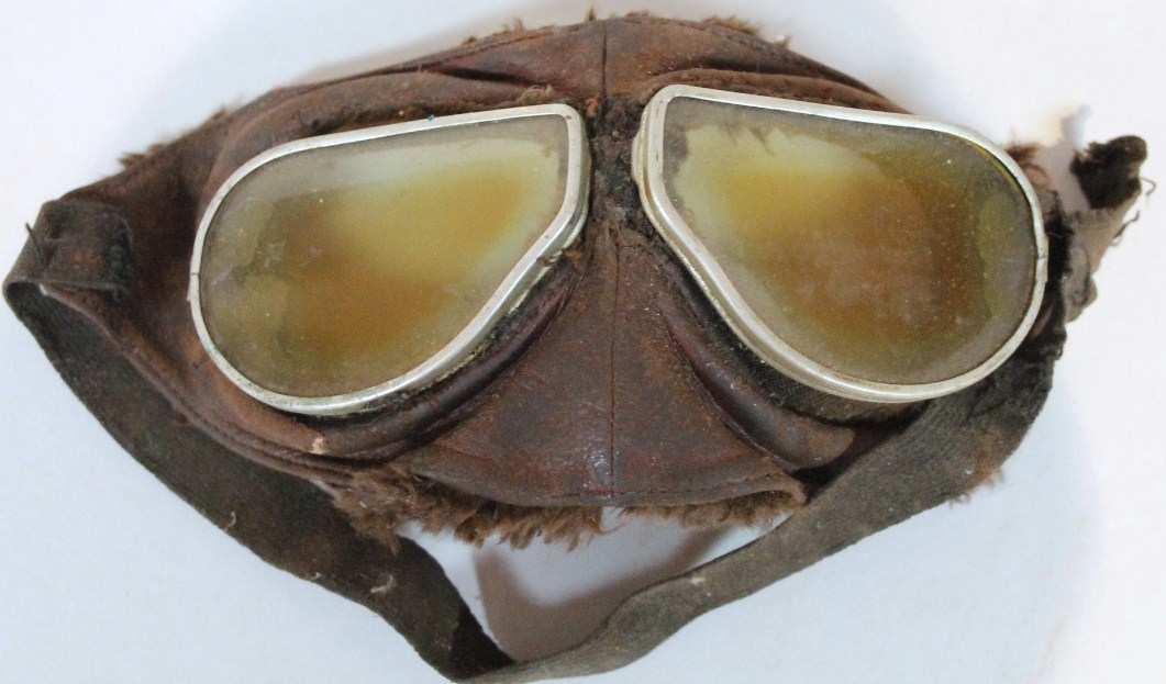 Appraisal: A pair of mid- thC leather flying goggles with shape