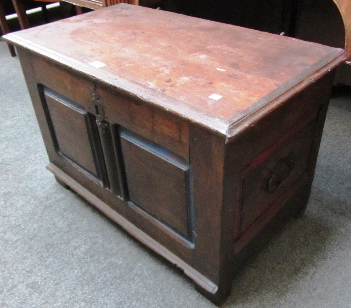 Appraisal: A small th century oak coffer the plank top over