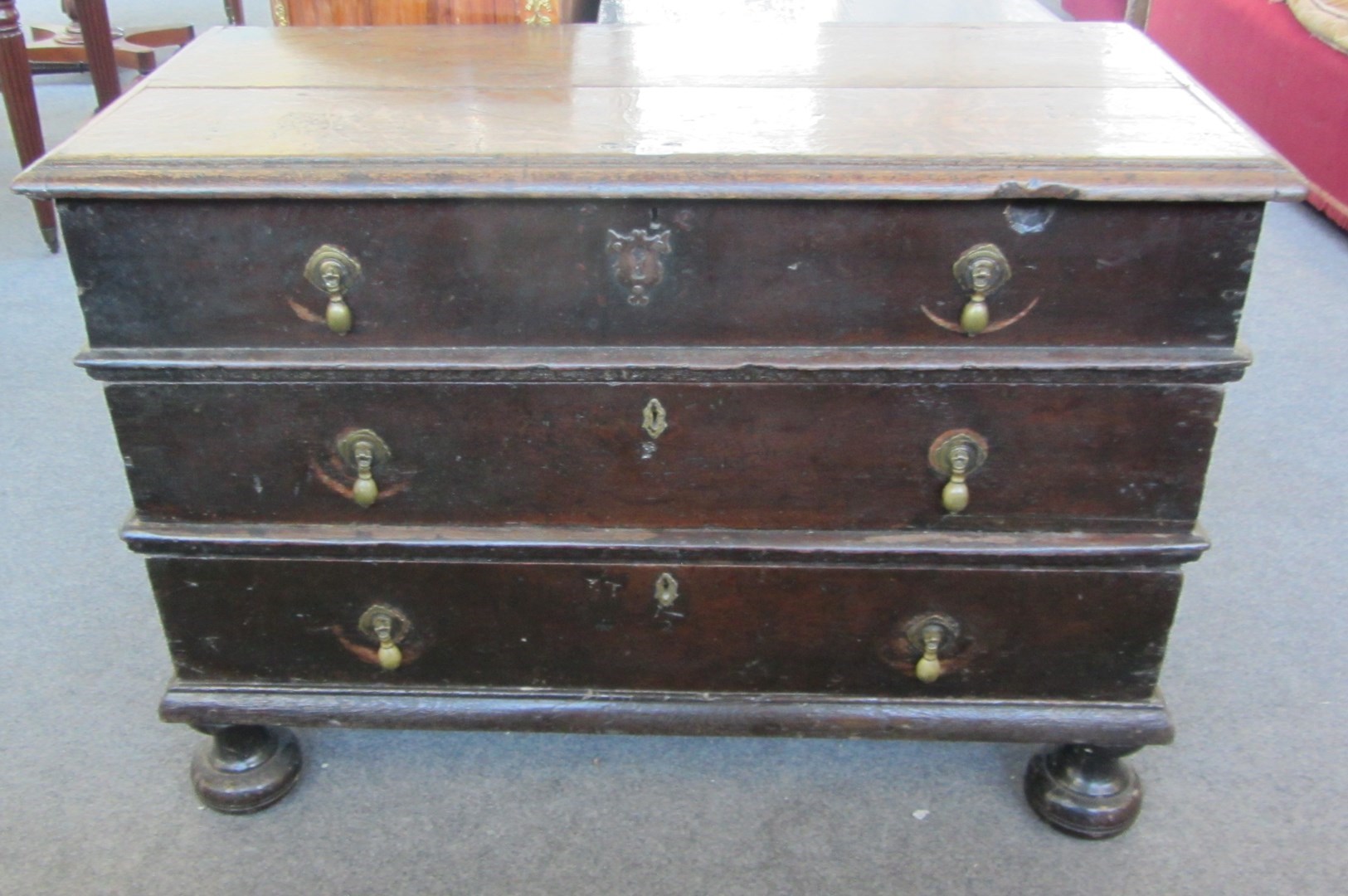 Appraisal: A th century oak mule chest with one faux drawer