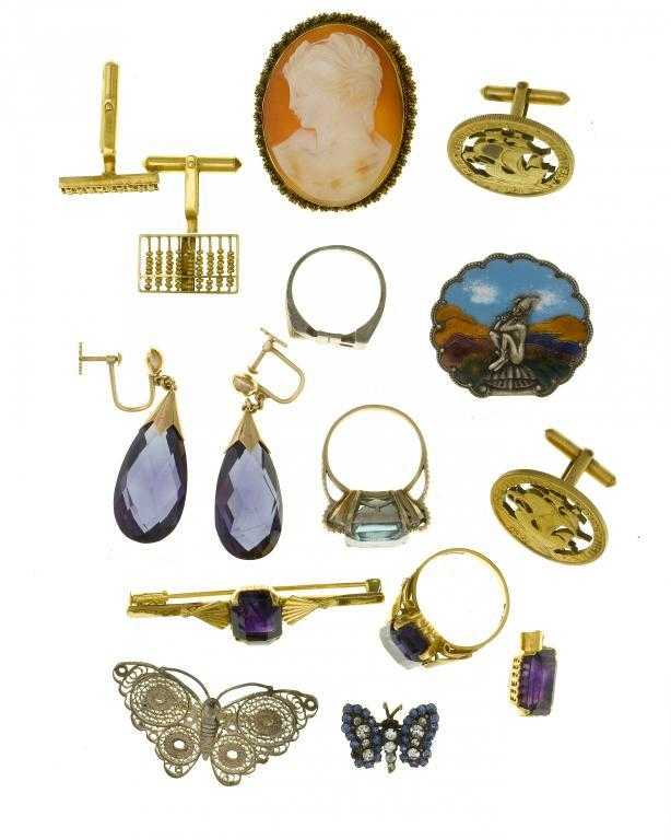 Appraisal: AN AMETHYST RING AND BROOCH AND AN AMETHYST PENDANT AND