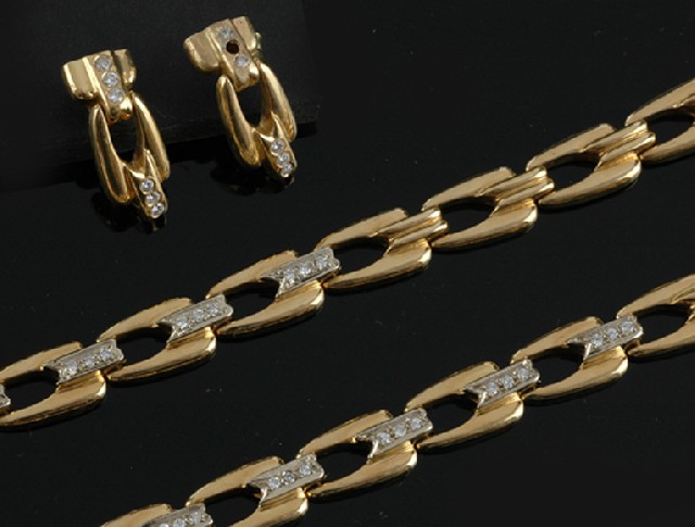 Appraisal: A diamond set jewellery suite Comprising a fancy link necklace