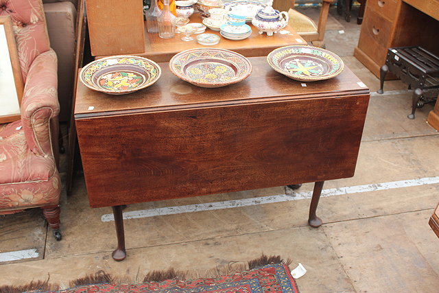 Appraisal: A GEORGIAN MAHOGANY DROP FLAP DINING TABLE with gate leg