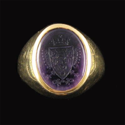 Appraisal: A carved amethyst signet ring the oval shaped amethyst is