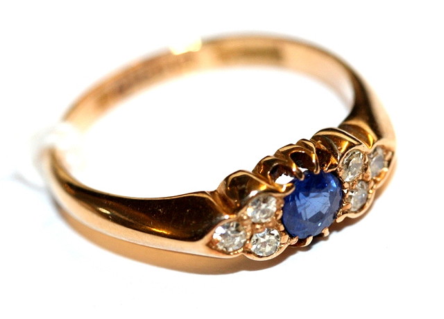 Appraisal: A SAPPHIRE AND DIAMOND DRESS RING central claw set sapphire