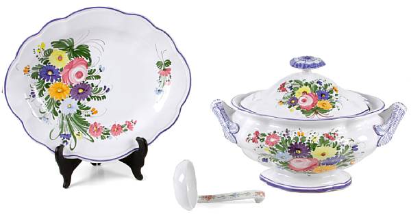 Appraisal: A Deruta covered soup tureen with underplate and ladle height