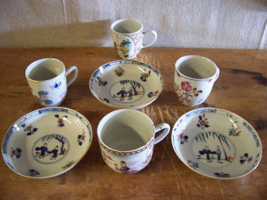 Appraisal: Three Chinese Imari saucers and four famille rose coffee cans