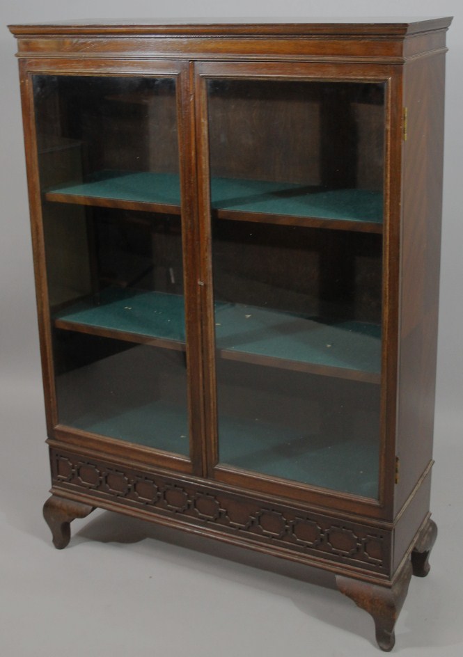 Appraisal: A mid- thC oak display cabinet with a quarter veneered