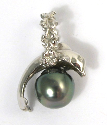 Appraisal: BLACK PEARL AND WHITE GOLD PENDANT k white gold set