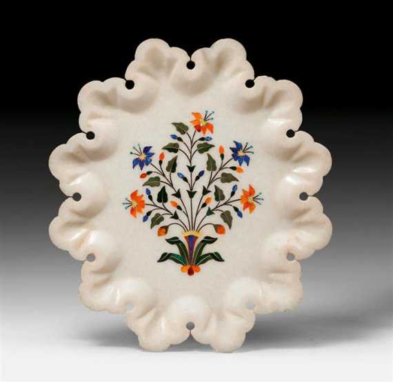 Appraisal: A WHITE ALABASTER PLATE INLAID WITH MULTICOLOURED STONES Indien Agra