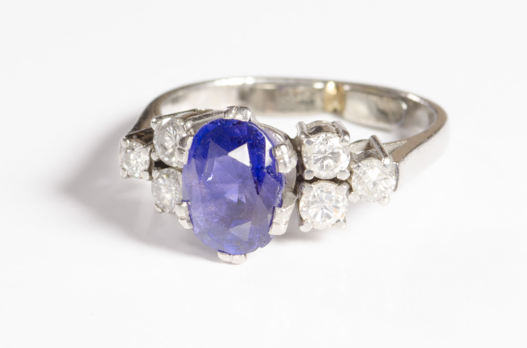 Appraisal: SAPPHIRE DIAMOND AND EIGHTEEN KARAT GOLD RING The white gold