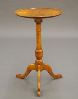 Appraisal: New England Maple candlestand An early th century New England