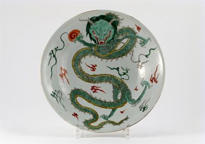 Appraisal: A Chinese famille verte shallow bowl with a flared rim