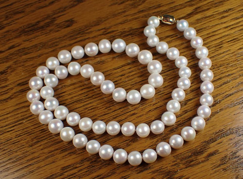 Appraisal: SOUTH SEA PEARL AND EIGHTEEN KARAT GOLD NECKLACE hand-knotted strand