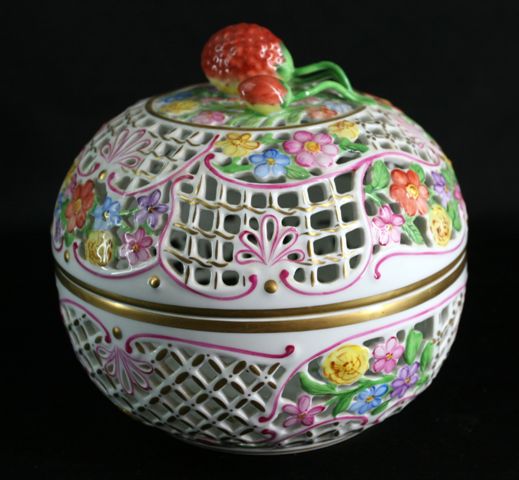 Appraisal: A Herend pot pourri bowl and cover in pierced porcelain