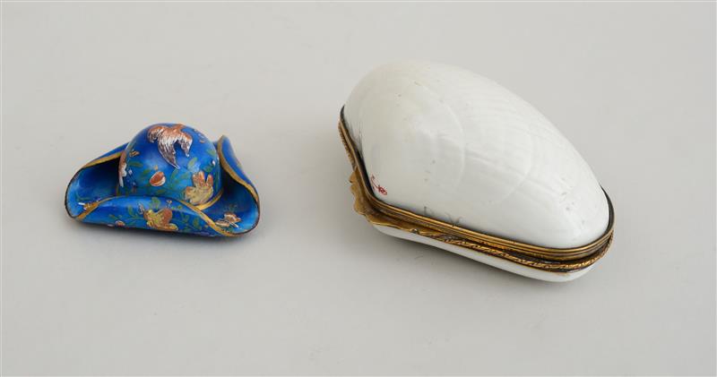 Appraisal: CHELSEA RED ANCHOR GILT-METAL-MOUNTED PORCELAIN CLAM SHELL BOX AND AN