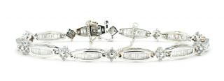 Appraisal: A WHITE GOLD DIAMOND BRACELET A WHITE GOLD DIAMOND BRACELET