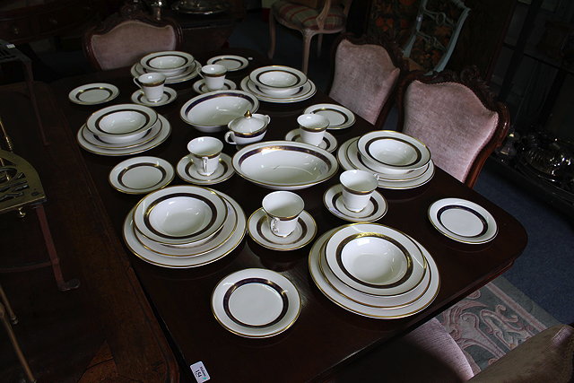 Appraisal: A ROYAL DOULTON 'HARLOW' PATTERN PART DINNER SERVICE with six