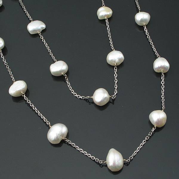 Appraisal: A freshwater pearl and k white gold chain necklace with