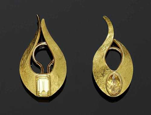 Appraisal: DIAMOND AND GOLD CLIP EARRINGS Yellow gold Attractive modern clip