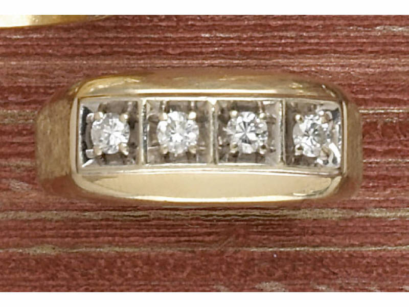 Appraisal: MAN'S DIAMOND WEDDING RING k yellow gold wedding ring set