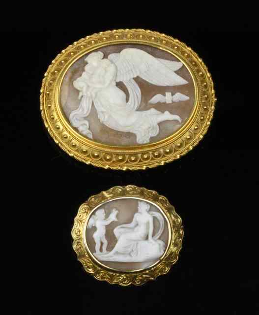 Appraisal: A shell cameo brooch depicting an angel carrying two infants