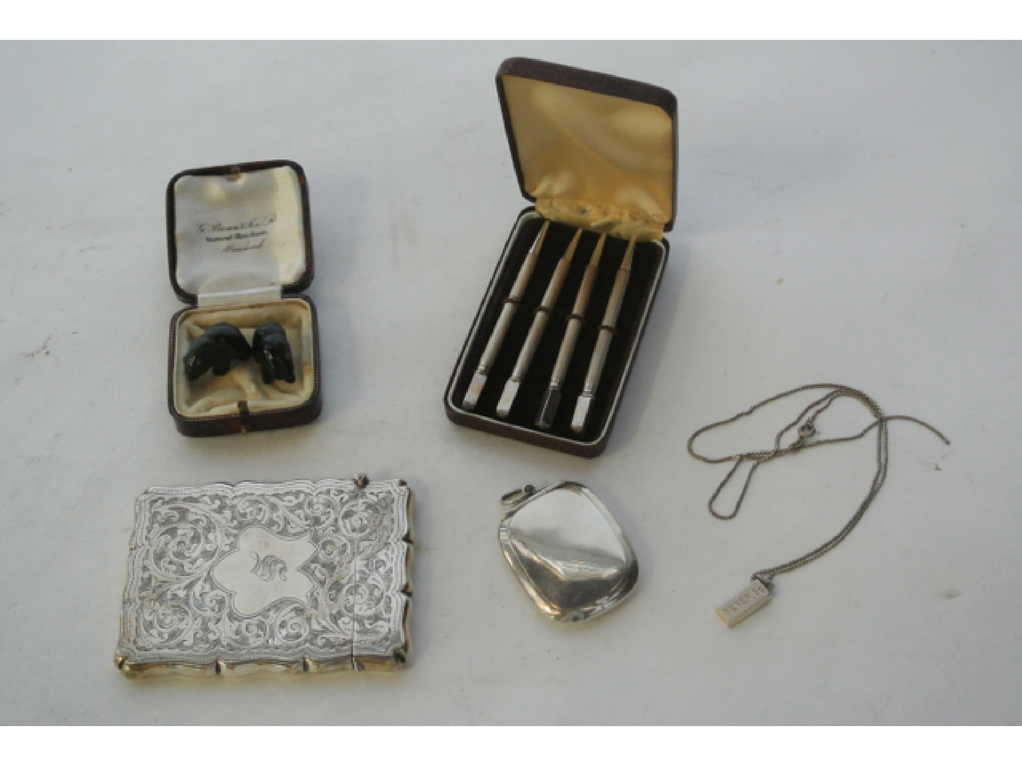 Appraisal: A cased set of four sterling silver bridge playing propelling