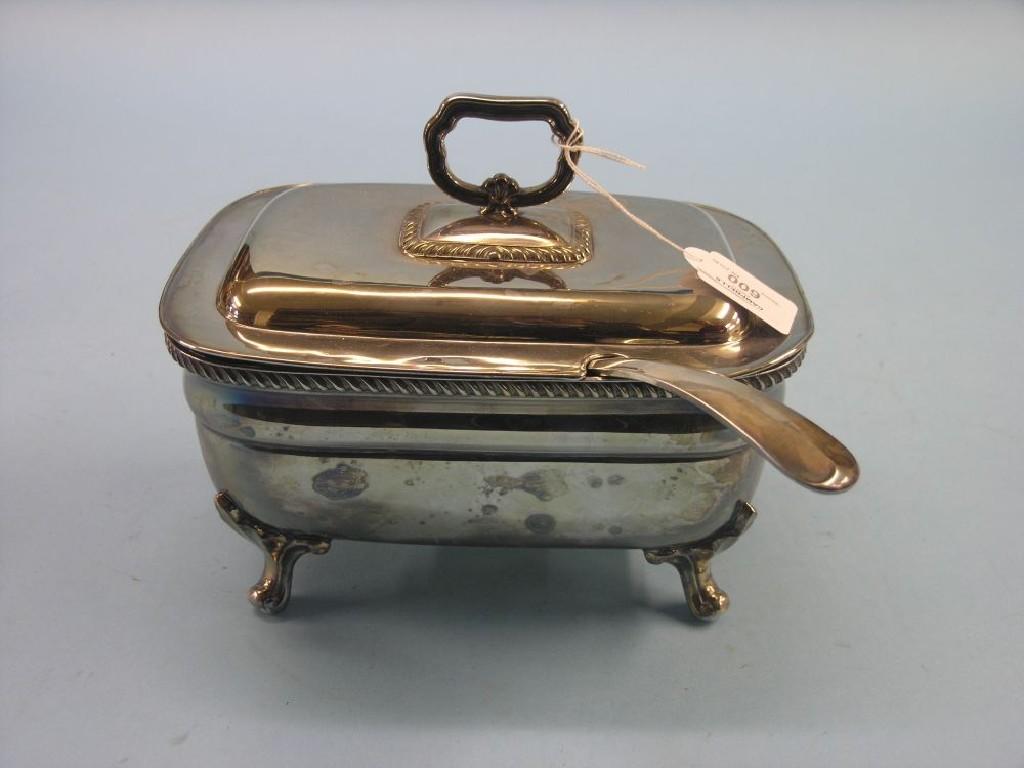 Appraisal: A silver plated soup tureen with cast gadrooned rim complete