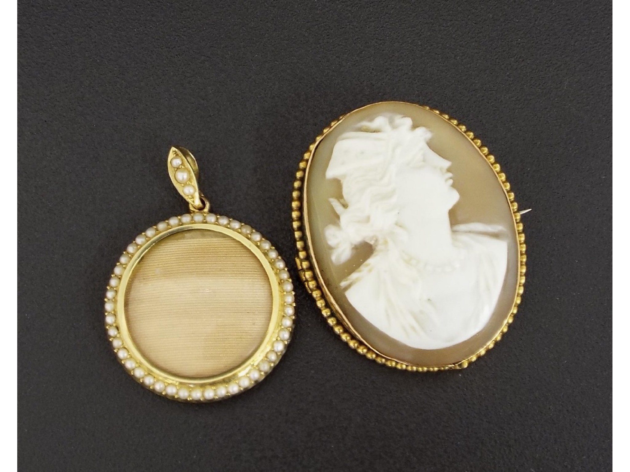 Appraisal: ct mounted oval cameo brooch depicting a portrait of a