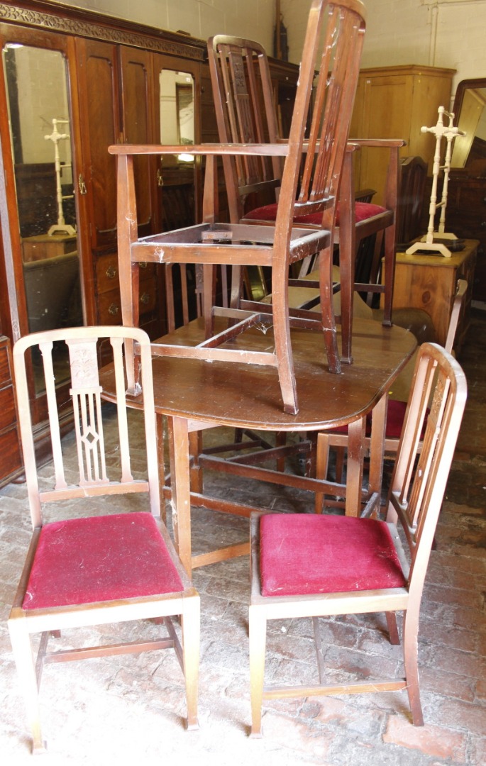 Appraisal: An Edwardian mahogany matched dining room suite comprising D-end dropleaf