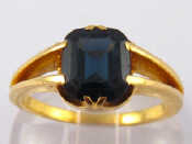 Appraisal: A yellow metal tests carat gold blue stone ring ring