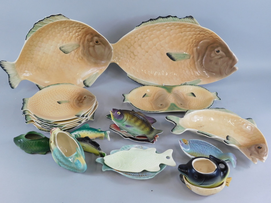 Appraisal: A quantity of Shorter and other pottery fish dishes to