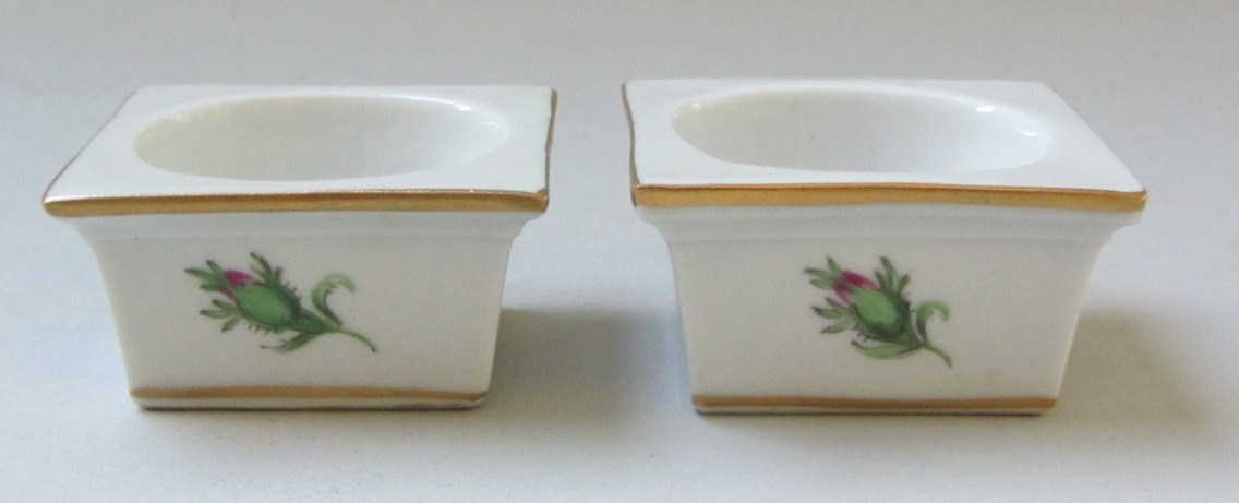 Appraisal: A pair of small Meissen porcelain salts of square form