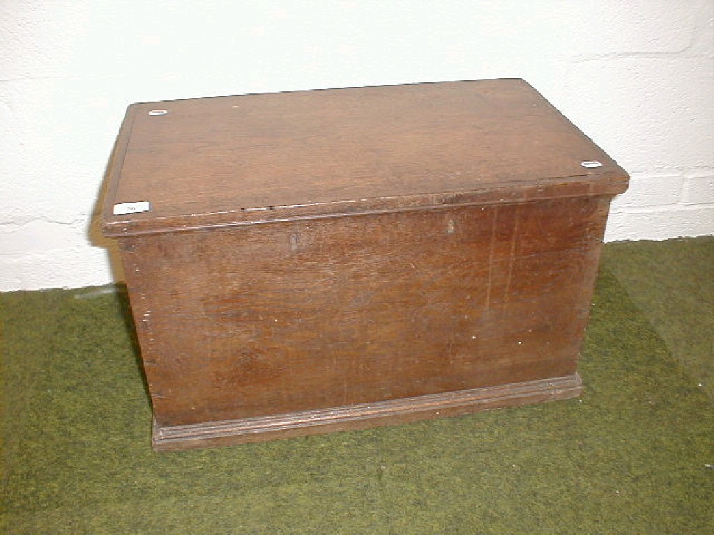 Appraisal: A Georgian elm deed box