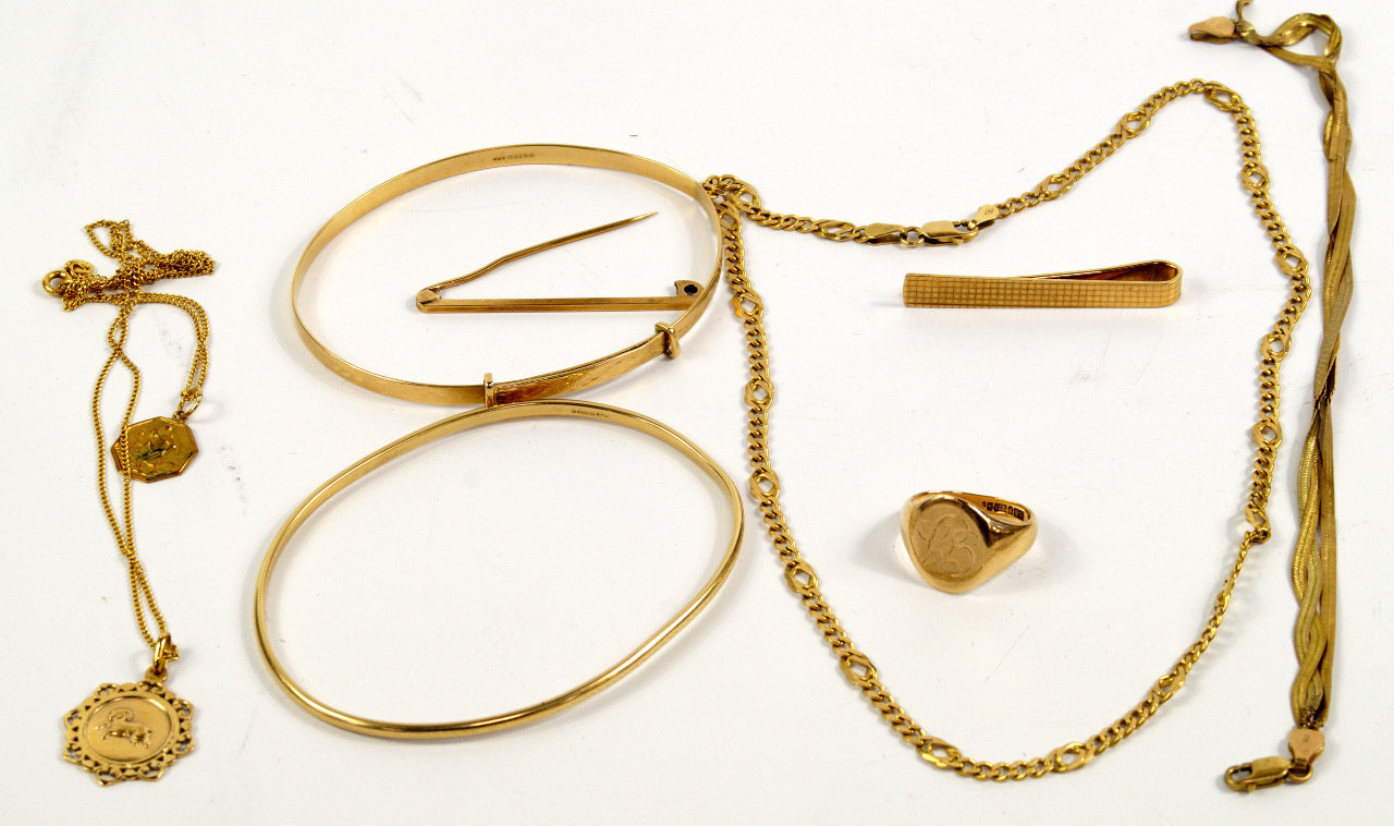 Appraisal: A quantity of ct gold jewellery comprising a lady's signet