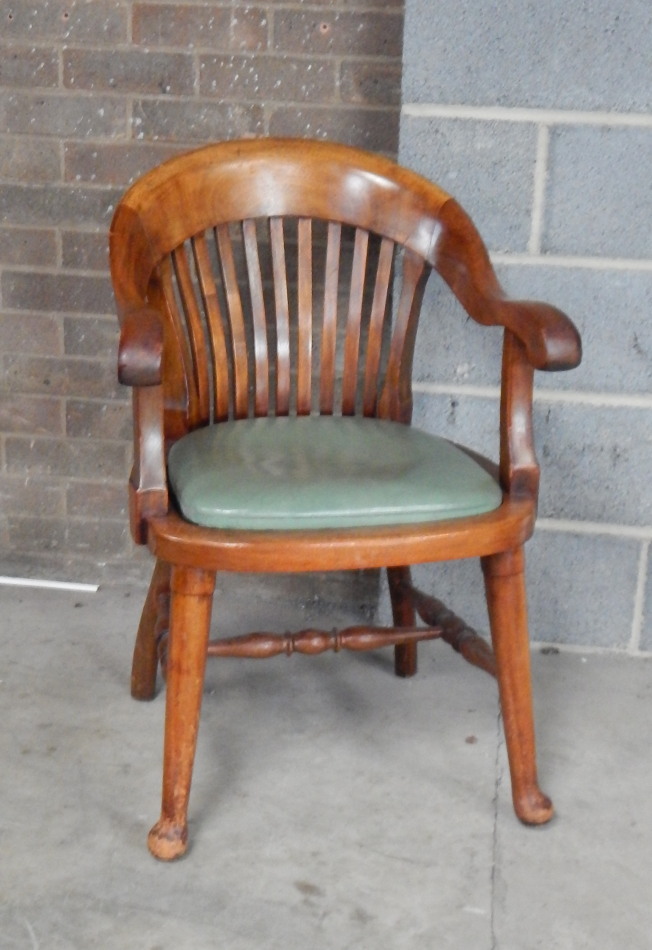 Appraisal: An early thC mahogany club office chair with a vertical