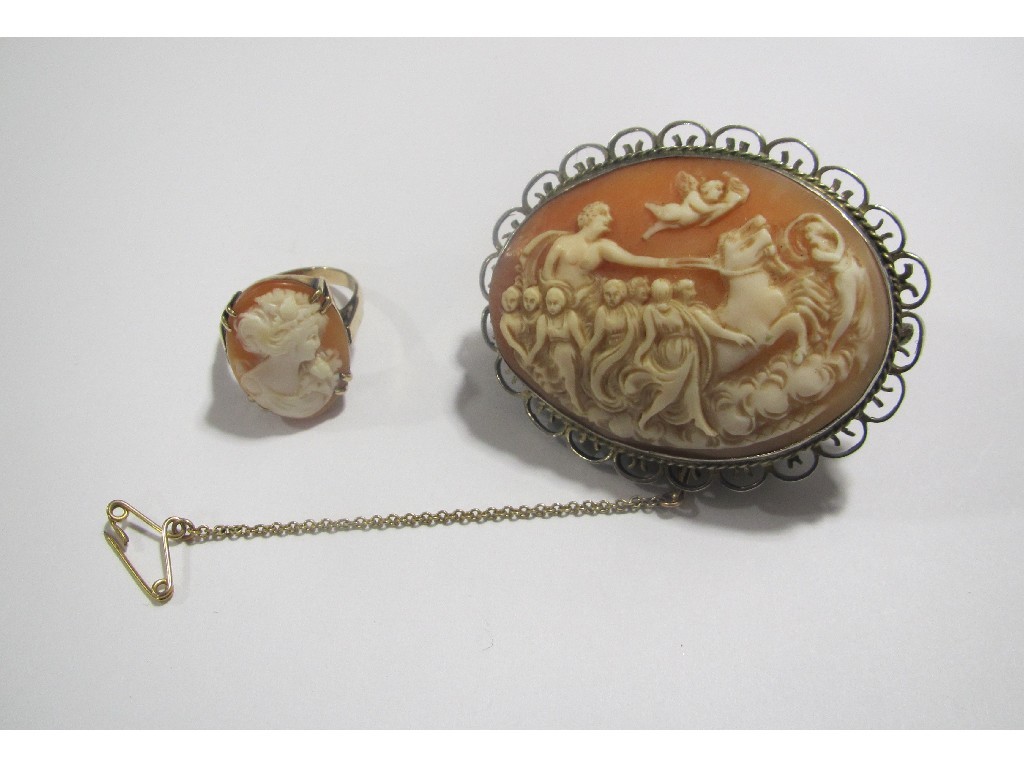 Appraisal: Lot comprising a silver mounted cameo brooch and a ct