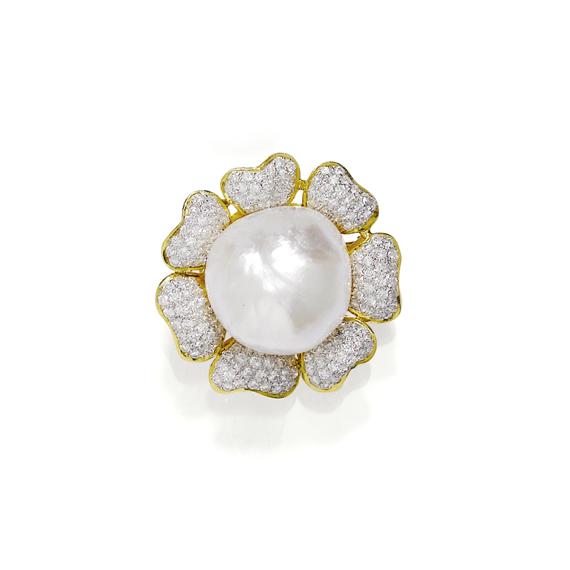 Appraisal: PEARL AND DIAMOND BROOCH Yellow and white gold Elegant decorative