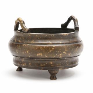 Appraisal: Chinese Gold-Splashed Tripod Vessel The base cast with a six-character