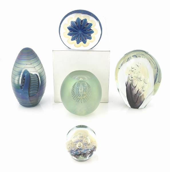 Appraisal: A group of five Robert Eicholt glass scupltures and paperweights